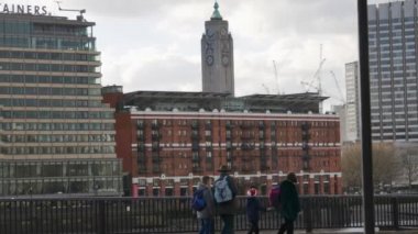 Londra, İngiltere - 22 Aralık 2016: Thames Oxo London, Büyük Britanya, ultra hd 4 k, gerçek zamanlı bina ile.