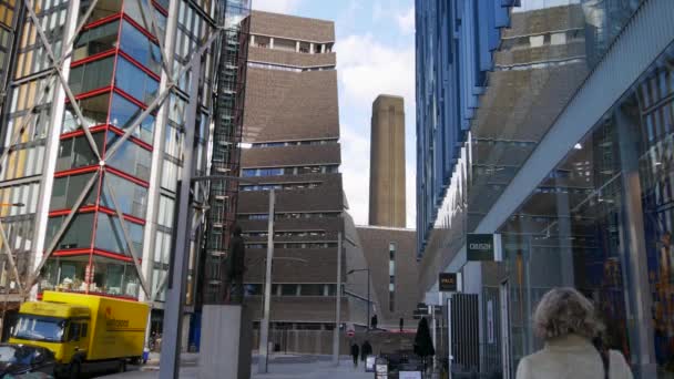 ЛОНДОН, Великобритания - ДЕКАБРЬ, 2016 г. Престижный комплекс апартаментов, спроектированный компанией Rogers Stirk Harbour + Partners, известной как NEO Bankside, расположенный рядом с галереей современного искусства Tate в Лондоне, Великобритания. — стоковое видео