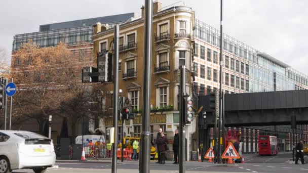 LONDRA, Regno Unito - 22 DICEMBRE 2016: Stazione ferroviaria nazionale Blackfriars con auto a traffico, Londra, Gran Bretagna, ultra hd 4k, in tempo reale . — Video Stock