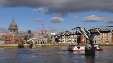 Londra, İngiltere - 20 Aralık 2016: Millennium Köprüsü üzerinde yürüyen insanlar. Onun bir asma köprü ile 370 metre (1,214 ft) toplam uzunluğu ve genişliği 4 m (13 ft) .ultra hd 4k, gerçek zamanlı.