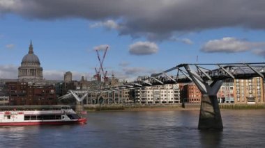 Londra, İngiltere - 20 Aralık 2016: Millennium Köprüsü üzerinde yürüyen insanlar. Onun bir asma köprü ile 370 metre (1,214 ft) toplam uzunluğu ve genişliği 4 m (13 ft) .ultra hd 4k, gerçek zamanlı.