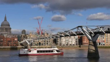 Londra, İngiltere - 20 Aralık 2016: Millennium Köprüsü üzerinde yürüyen insanlar. Onun bir asma köprü ile 370 metre (1,214 ft) toplam uzunluğu ve genişliği 4 m (13 ft) .ultra hd 4k, gerçek zamanlı.