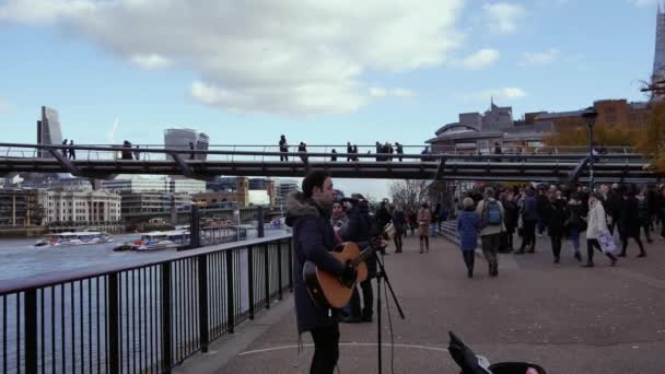 London, Storbritannien - 20 December 2016: Människor går över Millennium bridge. Dess en hängbro med en total längd av 370 meter (1 214 ft) och bredd på 4 m (13 fot) .ultra hd 4k, realtid. — Stockvideo