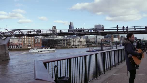 London, Storbritannien - 20 December 2016: Människor går över Millennium bridge. Dess en hängbro med en total längd av 370 meter (1 214 ft) och bredd på 4 m (13 fot) .ultra hd 4k, realtid. — Stockvideo