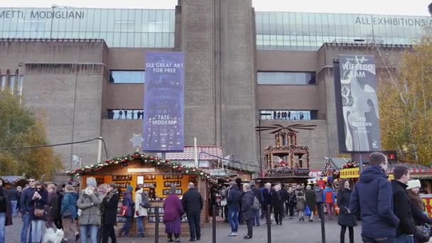 LONDRES, Reino Unido - DEZEMBRO 20, 2016: Os compradores apreciam as decorações de Natal no Tate Modern Christmas Market place, 4k Ultrahd — Vídeo de Stock