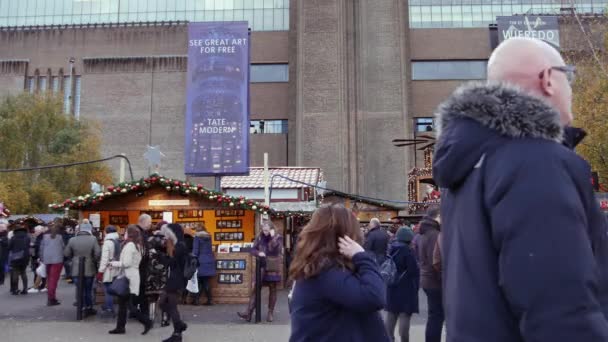 LONDRA, Regno Unito - 20 DICEMBRE 2016: Gli acquirenti godono delle decorazioni natalizie nella Tate Modern Christmas Market place, 4k Ultrahd — Video Stock