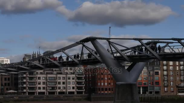 Лондон, Великобританія - 20 грудня 2016: Людей, що йдуть через міст Міленіум. Його підвісного моста з загальною довжиною за 370 метрів (1,214 фут) і шириною 4 метрів (13 футів) .ultra hd 4 Кбайт, реального часу. — стокове відео