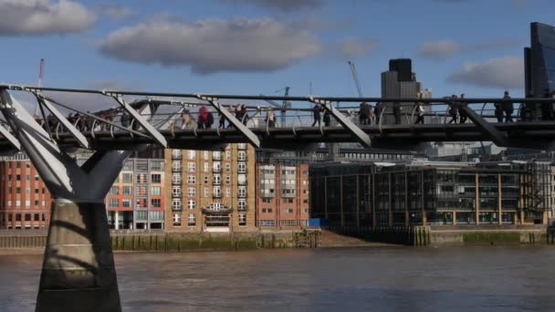London, Storbritannien - 20 December 2016: Människor går över Millennium bridge. Dess en hängbro med en total längd av 370 meter (1 214 ft) och bredd på 4 m (13 fot) .ultra hd 4k, realtid. — Stockvideo