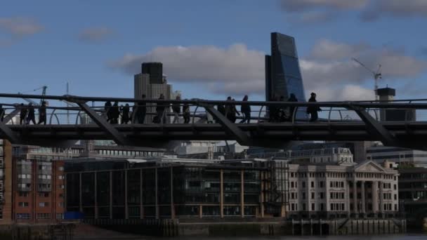 LONDRES, Reino Unido - 20 DE DICIEMBRE DE 2016: Personas caminando por el puente del Milenio. Es un puente colgante con una longitud total de 370 metros (1.214 pies) y una anchura de 4 metros (13 pies) .ultra hd 4k, en tiempo real . — Vídeos de Stock