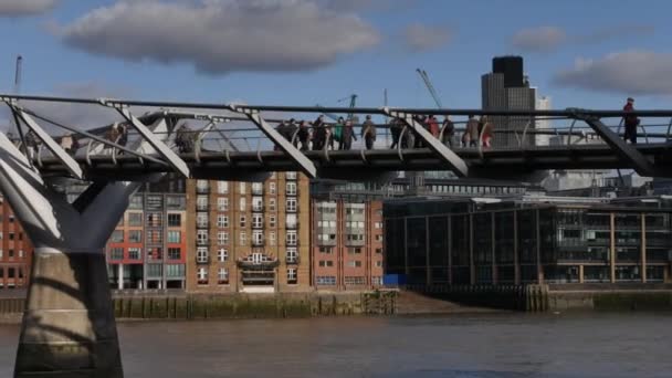 LONDRES, Reino Unido - 20 DE DICIEMBRE DE 2016: Personas caminando por el puente del Milenio. Es un puente colgante con una longitud total de 370 metros (1.214 pies) y una anchura de 4 metros (13 pies) .ultra hd 4k, en tiempo real . — Vídeos de Stock