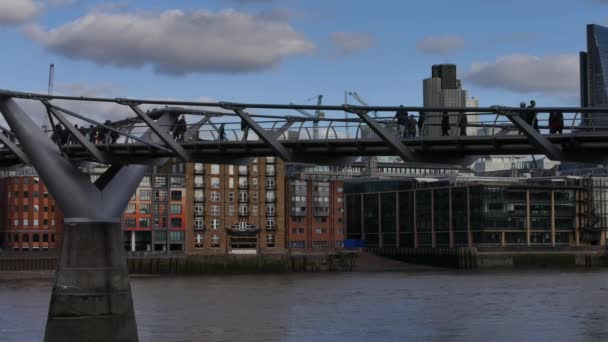 LONDRES, Reino Unido - 20 DE DICIEMBRE DE 2016: Personas caminando por el puente del Milenio. Es un puente colgante con una longitud total de 370 metros (1.214 pies) y una anchura de 4 metros (13 pies) .ultra hd 4k, en tiempo real . — Vídeos de Stock