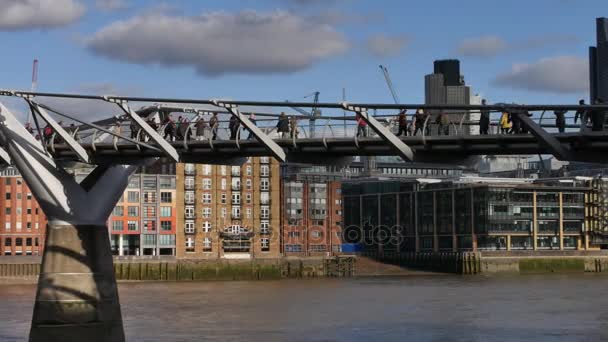 LONDRES, Reino Unido - 20 DE DEZEMBRO DE 2016: Pessoas caminhando sobre a ponte do Milênio. É uma ponte suspensa com um comprimento total de 370 metros (1.214 pés) e uma largura de 4 metros (13 pés) .ultra hd 4k, em tempo real . — Vídeo de Stock