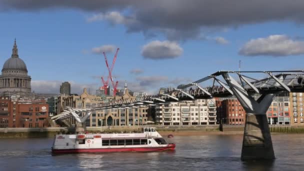 ЛОНДОН, Великобритания - 20 ДЕКАБРЯ 2016 года: Люди идут по мосту тысячелетия. Его подвесной мост общей длиной 370 метров (1214 футов) и шириной 4 метра (13 футов) .ultra hd 4k, в режиме реального времени . — стоковое видео