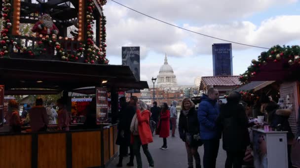 LONDON, UK - DECEMBER 20, 2016: Shoppers enjoy the Christmas decorations in Tate Modern Christmas Market place, 4k Ultrahd — Stock Video