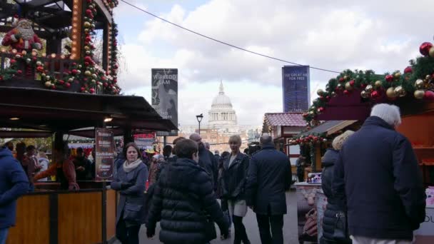 London, Egyesült Királyság - 2016. December 20.: A vásárlók élvezni a karácsonyi díszek, Tate Modern karácsonyi piacon, 4k Ultrahd — Stock videók