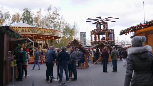 LONDON, UK - DECEMBER 20, 2016: Shoppers enjoy the Christmas decorations in Tate Modern Christmas Market place, 4k Ultrahd — Stock Video