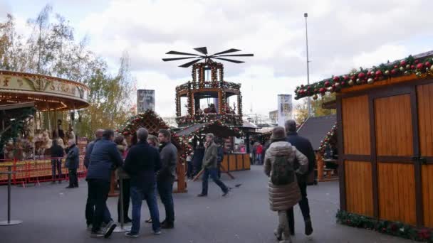 LONDRES, Reino Unido - 20 DE DICIEMBRE DE 2016: Los compradores disfrutan de las decoraciones navideñas en Tate Modern Christmas Market, 4k Ultrahd — Vídeos de Stock