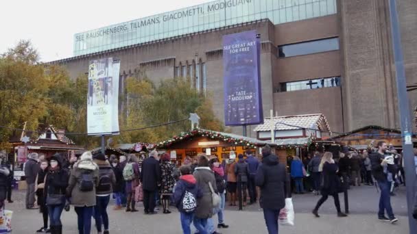 Лондон, Великобританія - 20 грудня 2016: Покупців насолоджуватися різдвяні прикраси Тейт сучасне Різдво ринку, 4 к Ultrahd — стокове відео