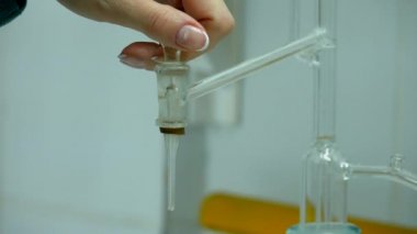 Kimyasal analiz laboratuvar testlerinde. Kimya ekipman atış kapatın. Ultra hd 4k.