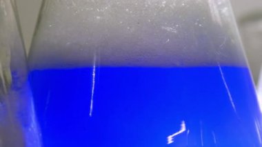 Kimyasal analiz laboratuvar testlerinde. Kimya ekipman atış kapatın. Ultra hd 4k.