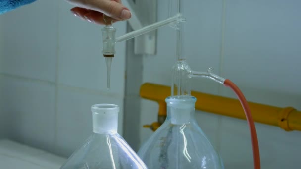 Proeven in het laboratorium chemische analyse. Close-up shot van chemie apparatuur. Ultra hd 4k. — Stockvideo