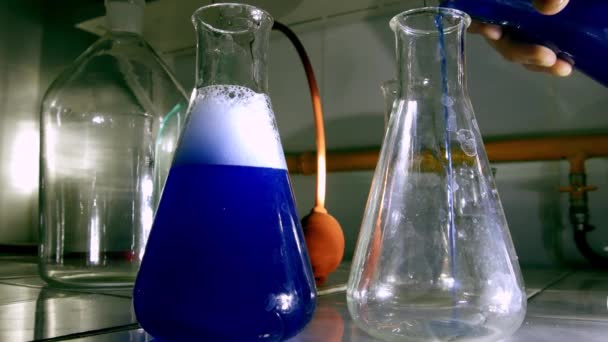 Testes em análise química de laboratório.Close up shot of chemistry equipment.Ultra hd 4k . — Vídeo de Stock