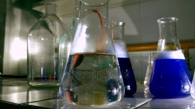 Kimyasal analiz laboratuvar testlerinde. Kimya ekipman atış kapatın. Ultra hd 4k.