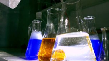 Kimyasal analiz laboratuvar testlerinde. Kimya ekipman atış kapatın. Ultra hd 4k.
