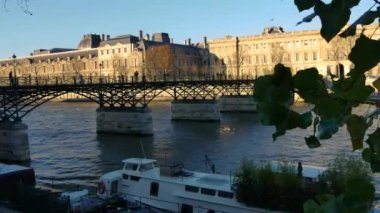 Paris, Fransa-2016 yaklaşık: Ponts des Arts Köprüsü ile Tur boyunca insanlar yürüyüş Seine Nehri üzerinde ultra hd 4k tekneler