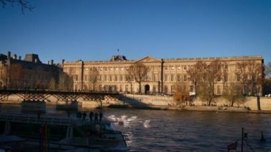Paris, Fransa-2016 yaklaşık: Ponts des Arts Köprüsü ile Tur boyunca insanlar yürüyüş Seine Nehri üzerinde ultra hd 4k tekneler
