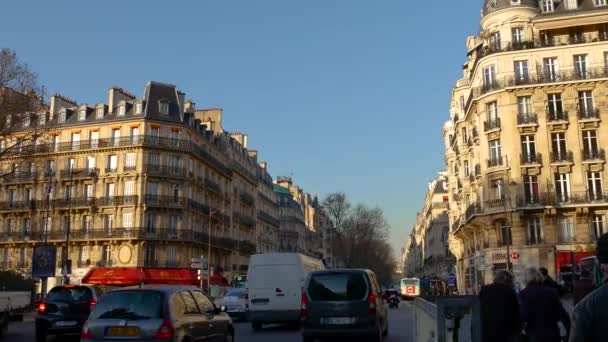 PARIGI, FRANCIA - 06 dicembre 2016: L'incrocio di strada Raspail con Sevres e Babylone, con vetture a traffico, ultra hd 4k — Video Stock