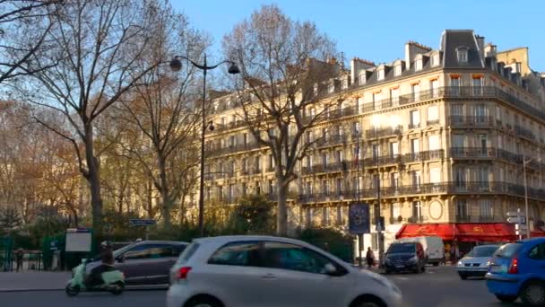 PARÍS, FRANCIA - 06 de diciembre de 2016: La intersección de la calle Raspail con Sevres y Babilonia, con los coches de tráfico, ultra hd 4k — Vídeos de Stock