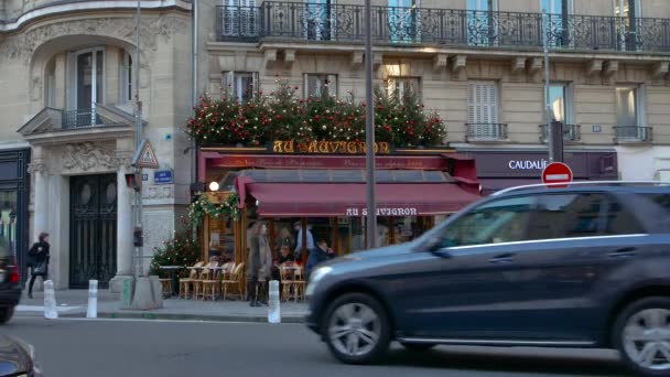 PARIS, FRANCE - 06 décembre 2016 : Rue de la ville avec vue sur le restaurant rouge, le café en plein air et les personnes traversant la route, ultra hd 4k — Video