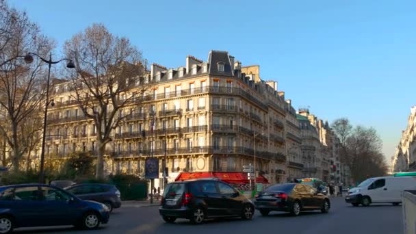 PARIS, FRANÇA - 06 de dezembro de 2016: A interseção da rua Raspail com Sevres e Babylone, com carros de trânsito, ultra hd 4k — Vídeo de Stock