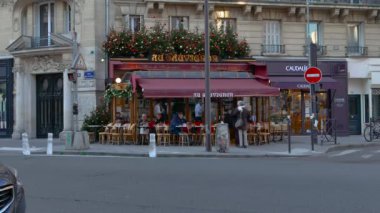 Paris, Fransa - 06 Aralık 2016: Şehir Sokak Manzaralı kırmızı Restoran, açık kafe ve yol, ultra hd 4 k geçiş insanlar