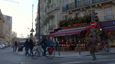 Paris, Fransa - 06 Aralık 2016: Şehir Sokak Manzaralı kırmızı Restoran, açık kafe ve yol, ultra hd 4 k geçiş insanlar