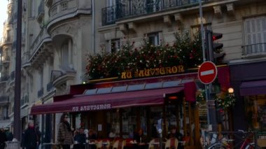 Paris, Fransa - 06 Aralık 2016: Şehir Sokak Manzaralı kırmızı Restoran, açık kafe ve yol, ultra hd 4 k geçiş insanlar
