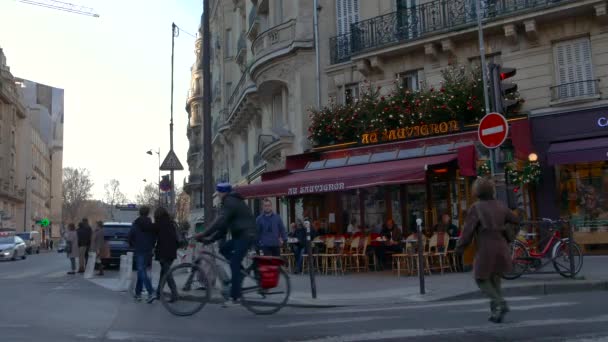 PARIS, FRANCE - December 06, 2016: City street with view to red restaurant, outdoor cafe and people crossing the road, ultra hd 4k — Stok Video
