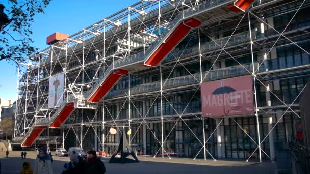 Paříž, Francie - prosinec 2016: lidé navštěvují Centre Georges Pompidou v Paříži. Centrum Georges Pompidou je jedním z nejslavnějších muzeí moderního umění world.ultra hd 4k, reálném čase — Stock video