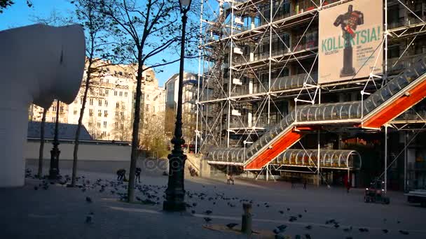 Paris, Franța - decembrie 2016: Oamenii vizitează Centrul Georges Pompidou din Paris, Franța. Centrul Georges Pompidou este unul dintre cele mai renumite muzee ale artei moderne din lume.ultra hd 4k, în timp real — Videoclip de stoc