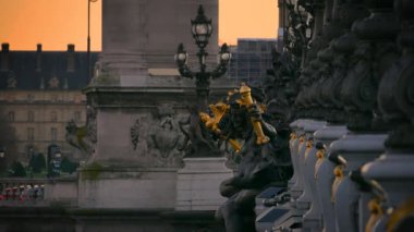 Paris Fransa - 2017 yaklaşık: Pont Alexandre III Köprüsü arka planda günbatımı, Eyfel Kulesi ile ultra hd 4k