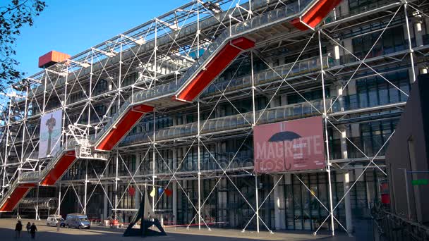 Parigi, Francia - dicembre 2016: la gente visita il centro di Georges Pompidou a Parigi, Francia. Il centro di Georges Pompidou è uno dei musei più famosi dell'arte moderna del mondo.ultra hd 4k, in tempo reale — Video Stock