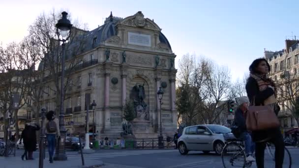 Paris, Francja - circa 2016: ruch samochodów wokół metra i fontanna Saint Michel, jednej najpiękniejszych fontann miasta. Ultra hd 4k — Wideo stockowe