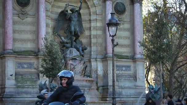 Paris, Franciaország - circa 2016: forgalom autók körül metró és szökőkút Saint Michel, a város egyik legszebb szökőkutak. Ultra hd 4k — Stock videók