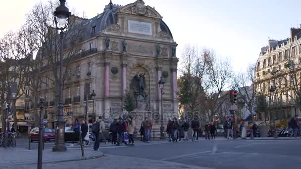 PARÍS, FRANCIA - circa 2016: Tranvías alrededor del metro y la fuente Saint Michel, una de las fuentes más bellas de la ciudad. ultra hd 4k — Vídeos de Stock