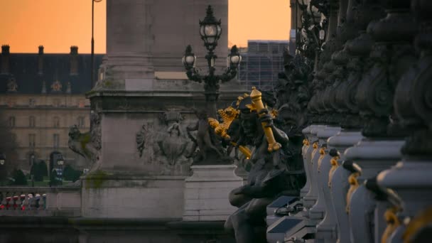 Париж Франція - близько 2017: міст Пон Олександр Iii з Ейфелевої вежі у фоновому режимі на захід сонця, ultra hd 4 к — стокове відео