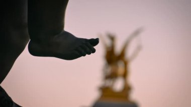 Paris Fransa - 2017 yaklaşık: Pont Alexandre III Köprüsü arka planda günbatımı, Eyfel Kulesi ile ultra hd 4k
