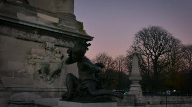 Paris Fransa - 2017 yaklaşık: Pont Alexandre III Köprüsü arka planda günbatımı, Eyfel Kulesi ile ultra hd 4k
