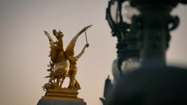 Paris Fransa - 2017 yaklaşık: Pont Alexandre III Köprüsü arka planda günbatımı, Eyfel Kulesi ile ultra hd 4k
