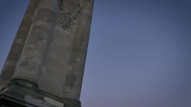 Paris Fransa - 2017 yaklaşık: Pont Alexandre III Köprüsü arka planda günbatımı, Eyfel Kulesi ile ultra hd 4k
